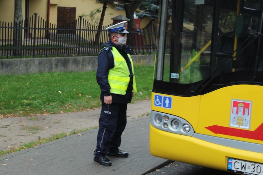Policjanci we Włocławku nakładają mandaty za brak maseczki.