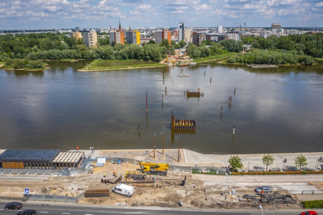 Trwa budowa mostu pieszo-rowerowego na Pragę. Pierwsza podpora gotowa, kolej na pirs