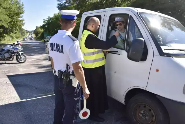 Tak wyglądał wspólny patrol policjanta drogówki z duszpasterzem kierowców w Tarnowie