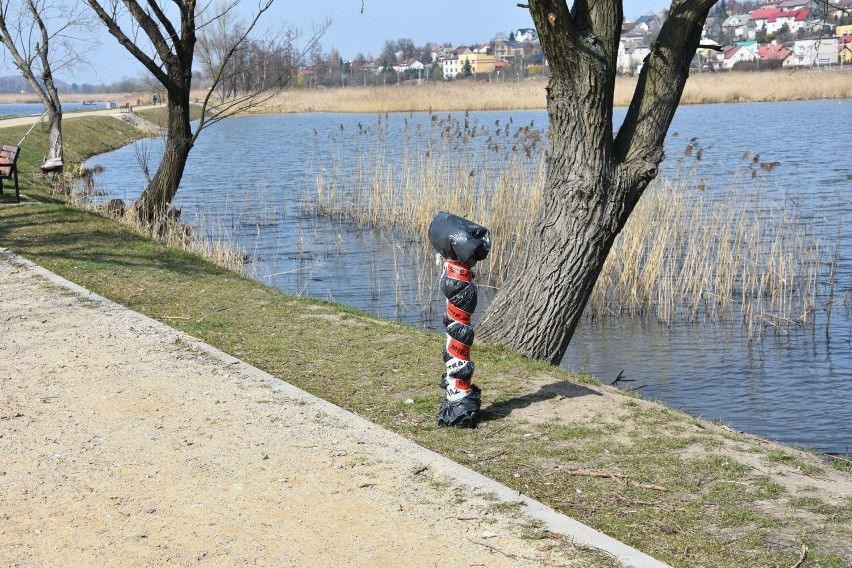 Kaczkomat znad Pasternika w Starachowicach przechodzi poważną naprawę. Tylko tydzień cieszył spacerowiczów i... kaczki