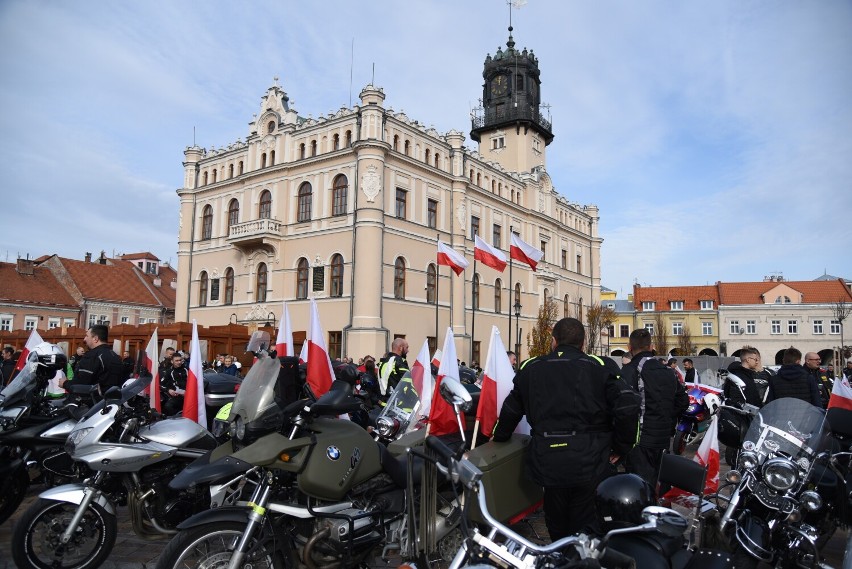 11 listopada w Jarosławiu. Wspólne śpiewanie hymnu i parada motocyklowa [ZDJĘCIA]