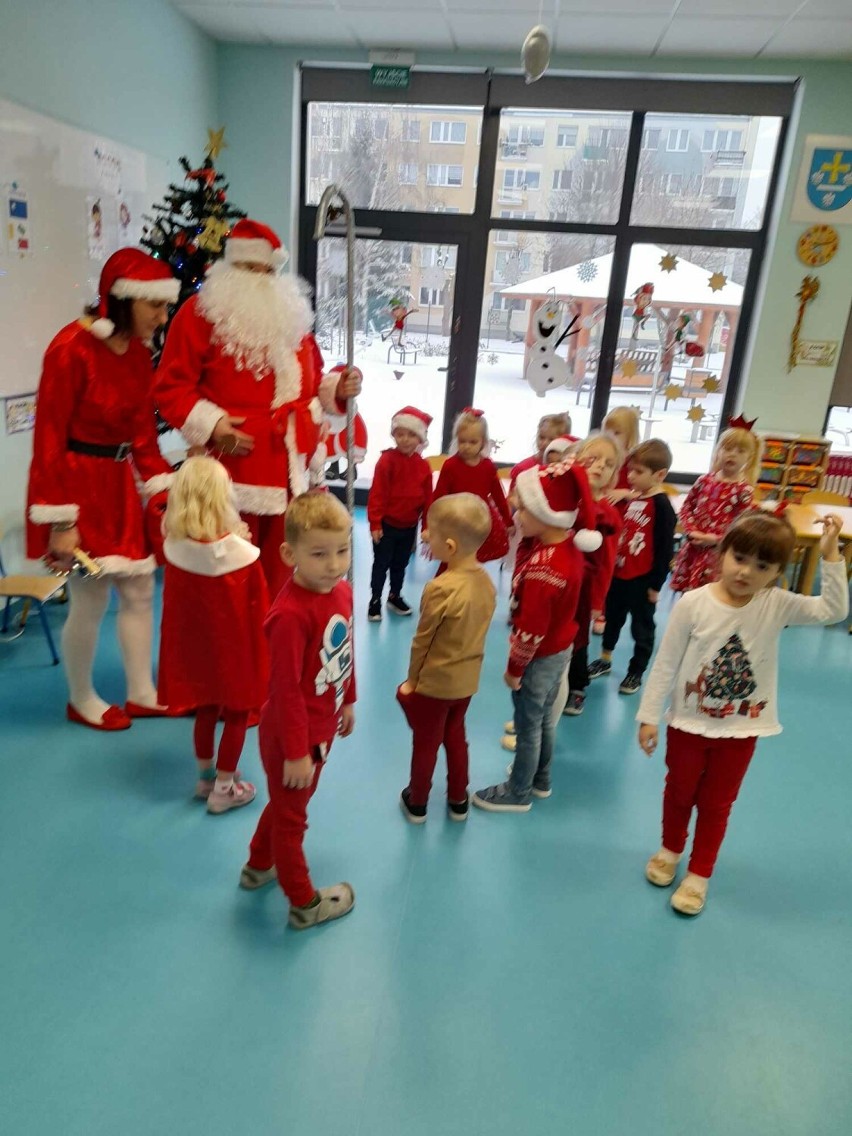 Święty Mikołaj oceniał zdolności recytatorskie przedszkolaków w Skierniewicach