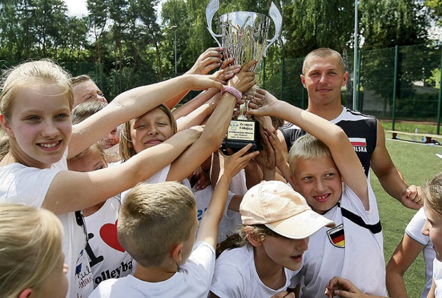 Tak cieszyli się uczniowie-sportowcy ze Szkoły Podstawowej nr 5 w Konstantynowie. Wygrali Orlikową Ligę Mistrzów w konkurencji Gry i Zabawy...