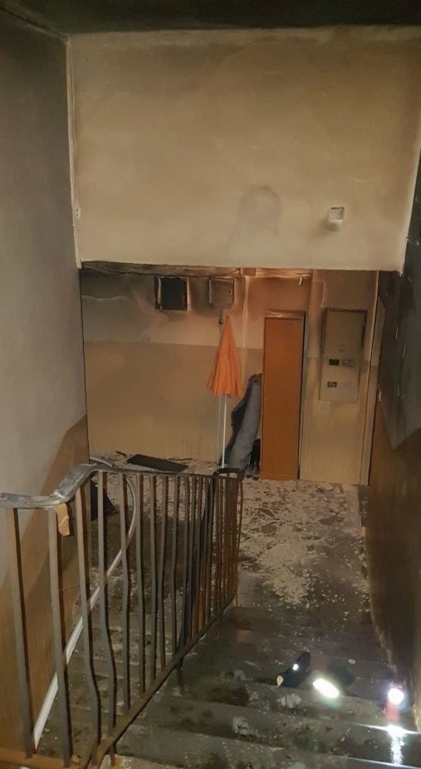 Ogień na klatce schodowej bloku w Sandomierzu. Mężczyzna podejrzany o usiłowanie zabójstwa tymczasowo aresztowany