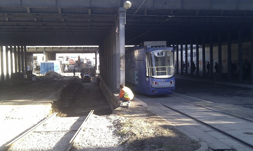 Katowice: Koparka zerwała trakcję tramwajową linii nr 16. Ruch już przywrócono [ZDJĘCIA]