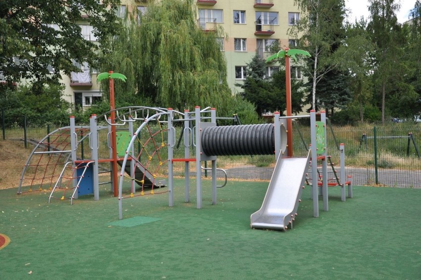 Plac zabaw na osiedlu Wichrowe Wzgórze w Kielcach - błoto, kleszcze i dewastacje [ZDJĘCIA]