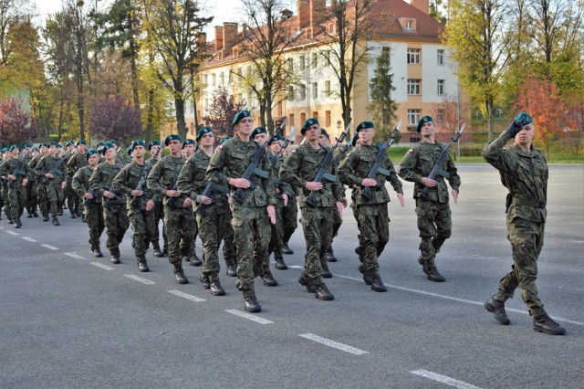 W obecności rodzin i przyjaciół oraz kierowniczej kadry 10 Opolskiej Brygady Logistycznej i przedstawicieli Wojskowych Centrów Rekrutacji żołnierze Dobrowolnej Zasadniczej Służby Wojskowej wypowiedzieli słowa roty przysięgi wojskowej.