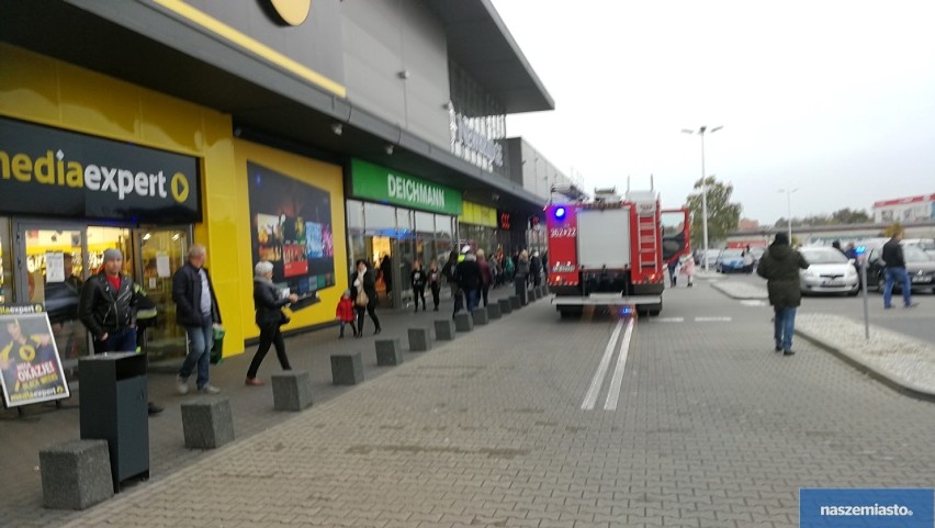 Ewakuacja galerii handlowej we Włocławku. W akcji 3 zastępy straży pożarnej [zdjęcia]