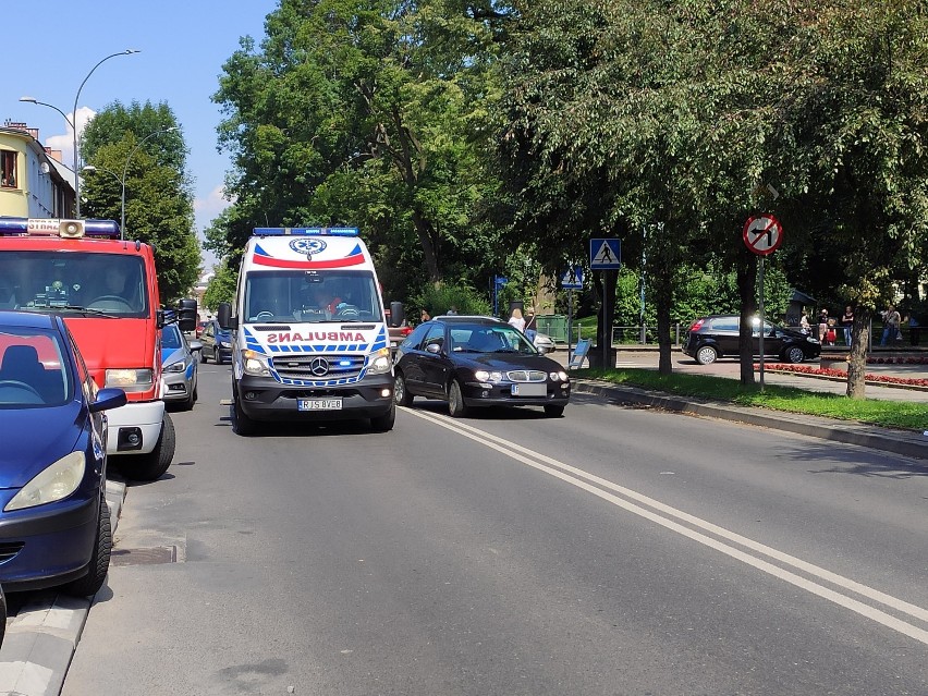 Potrącenie rowerzystki w centrum Jasła. Ruch ulicą 3 Maja odbywa się wahadłowo [ZDJĘCIA]