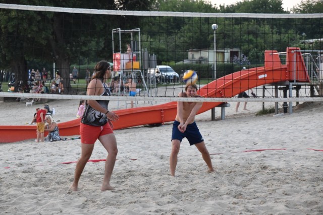 Turniej siatkówki plażowej nad jeziorem Grzymisławskim - plaża miejska Śrem 8 sierpnia 2020