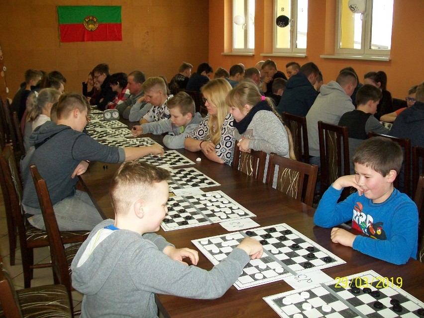 Gminne Mistrzostwa Warcabów 64-polowych w Bukowcu. O wygraną walczyło 49 osób (FOTO)