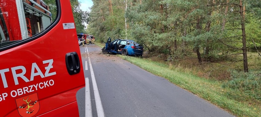 Wypadek BMW X5M na trasie Zielonagóra - Oborniki. Dwie osoby ranne [ZDJECIA]