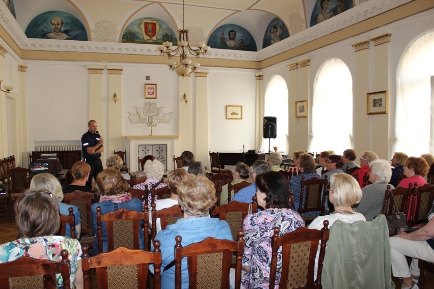 Lipnowscy policjanci prowadzili wykłady dla słuchaczy Uniwersytetu III Wieku w Lipnie
