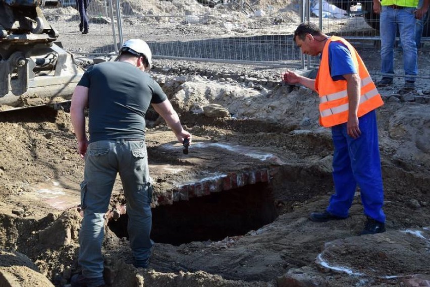 Studnia przed Bramą Krakowską w Lublinie. Jednak nie będziemy jej oglądać przez tzw. okno czasu