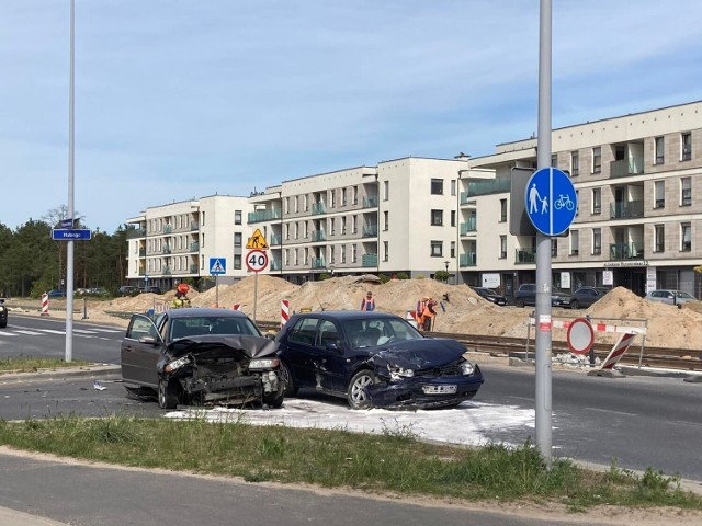 Do groźnie wyglądającego zdarzenia drogowego doszło dziś po godz. 14 w Toruniu u zbiegu ulic Hubego i Watzenrodego. Do szpitala odwieziono matkę i dziecko.