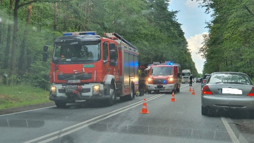 Dwa samochody zderzyły się za Klukami. Są chwilowe utrudnienia na drodze