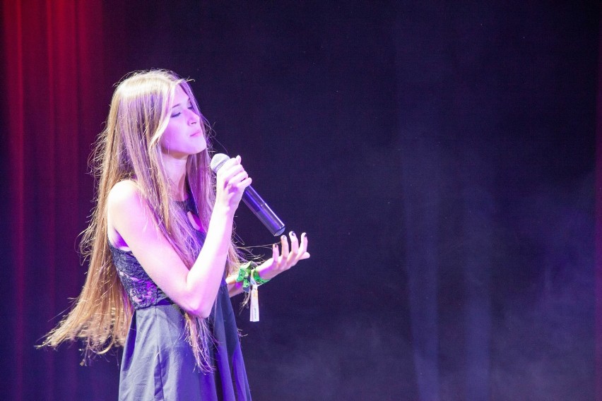 Kariera młodej wokalistki Weroniki Juszczak z Sieradza ruszyła z kopyta. Posłuchaj jej przeboju