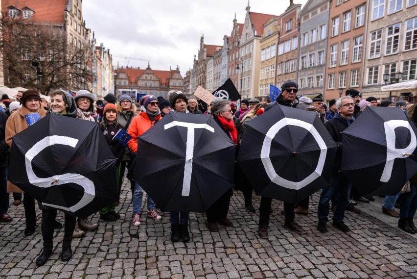 Faszyzm stop! - pod takim hasłem manifestował pomorski Komitet Obrony Demokracji [ZDJĘCIA]