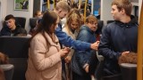 Tłumy w pociągach Kolei Śląskich do Katowic. Ludzie podróżują stłoczeni niczym szprotki w puszkach. Kiedy to się zmieni?