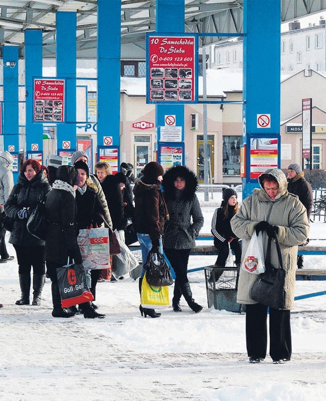 Na dworcu PKS w Sieradzu pasażerowie czekali cierpliwie