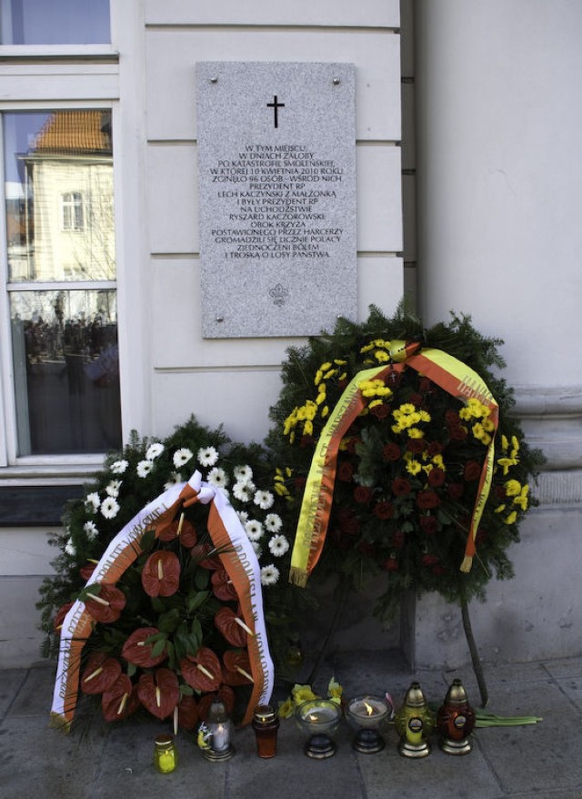 Na Krakowskim Przedmieściu pod tablicą pamiątkową zostały złożone kwiaty i wieńce, a każdy, kto chciał, m&oacute;gł zapalić znicz. Fot. Mateusz Max Maksiak