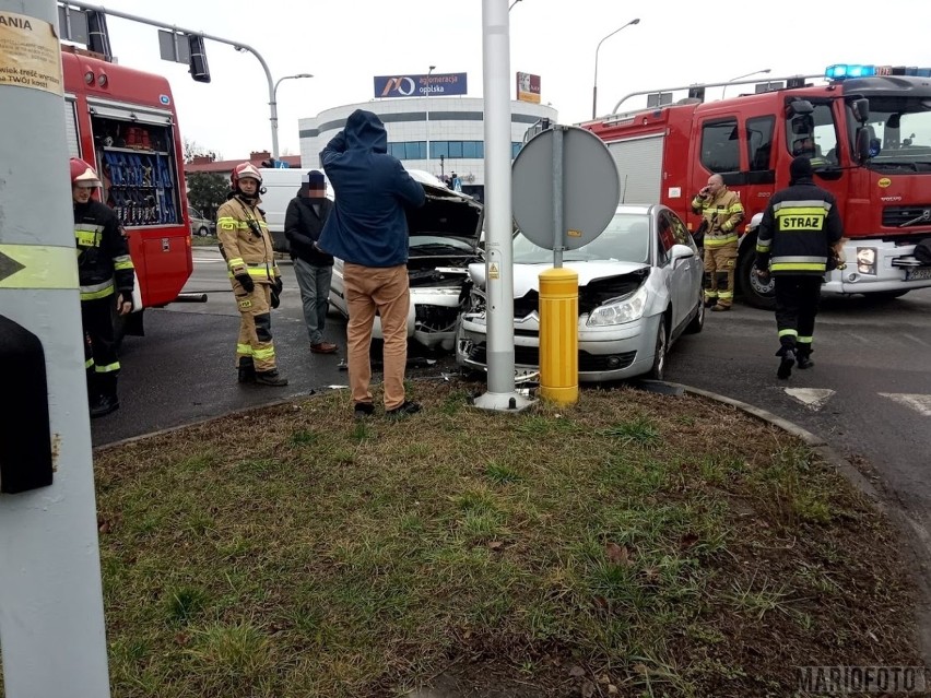 Zderzenie dwóch citroenów w Opolu. Wypadek na skrzyżowaniu Sosnkowskiego i Horoszkiewicza