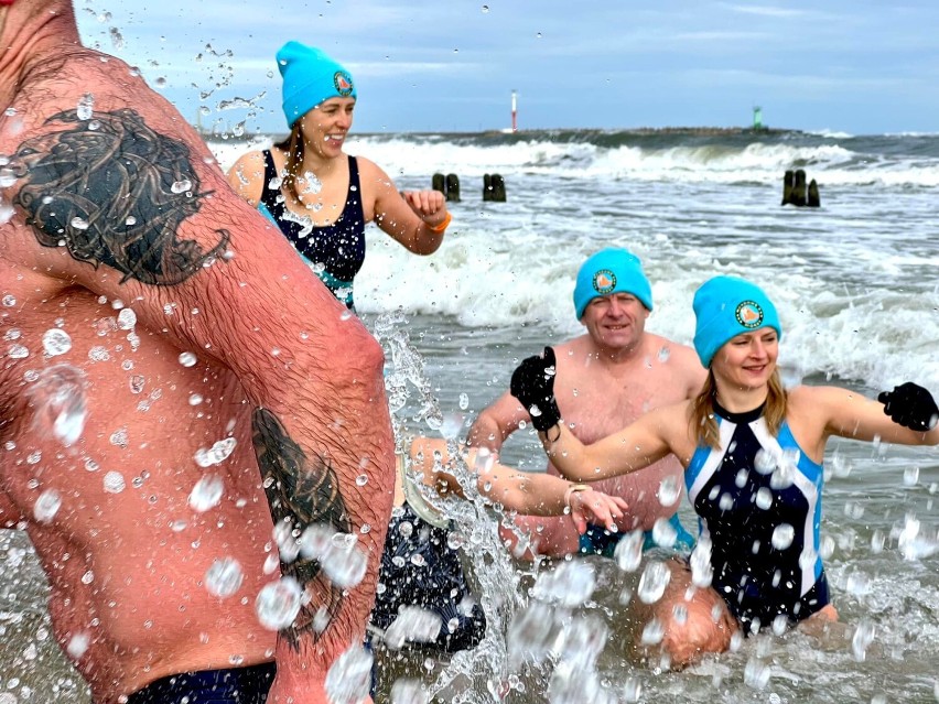 Nordowe Morsy w Bałtyku. Zanim skończy się oficjalny sezon zimnych kąpieli, oni korzystają z każdej niedzieli | ZDJĘCIA