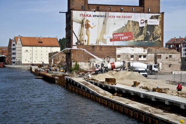 Zmienia się oblicze Wyspy Spichrzów. Dyrekcja Rozbudowy Miasta Gdańska poinformowała, że wykonano brakujące konstrukcje stalowe pod pomost w postaci ścianki szczelnej oraz okrągłych pali stalowych wbitych w dno Motławy.