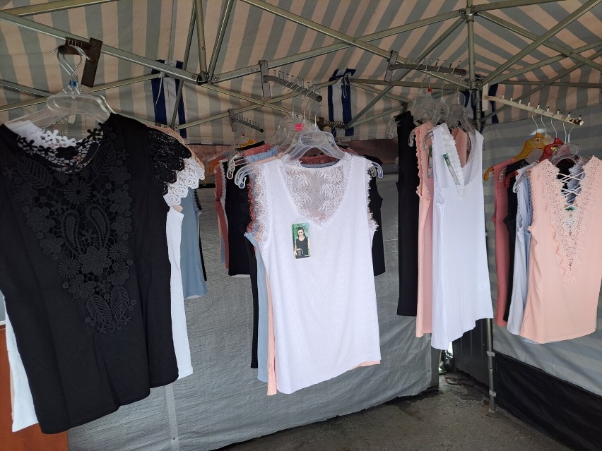 Moda na kieleckich bazarach. Jakie ubrania kupowano w piątek 21 lipca? Czapki, spodnie, bielizna i wiele innych. Zobacz zdjęcia
