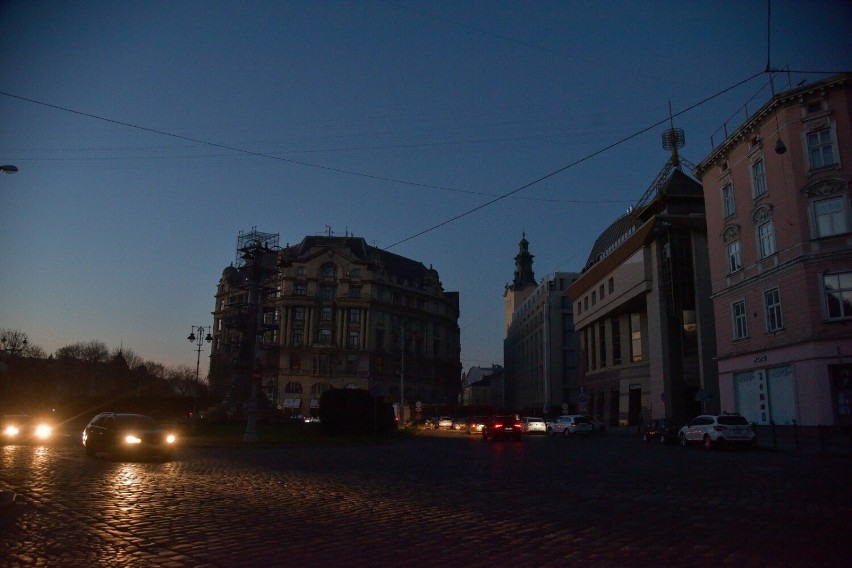 Pogrążone w ciemnościach ulice Lwowa, po ostrzale obiektu...