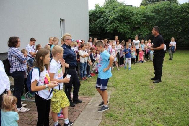 Dzieci z wizytą u wareckich policjantów.