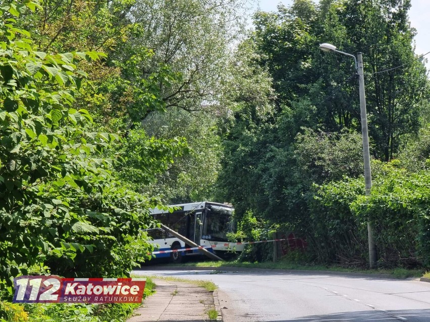 Wypadek autobusu w Katowicach! Ranni pasażerowie! Kierowca zasłabł, pojazd uderzył w latarnię. Zobacz ZDJĘCIA