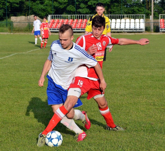 Daniel Wandas (z prawej) jeszcze jako junior grywał już w drugiej drużynie Soły, występującej w klasie okręgowej. Czy po kontuzji powróci do pełnej dyspozycji?