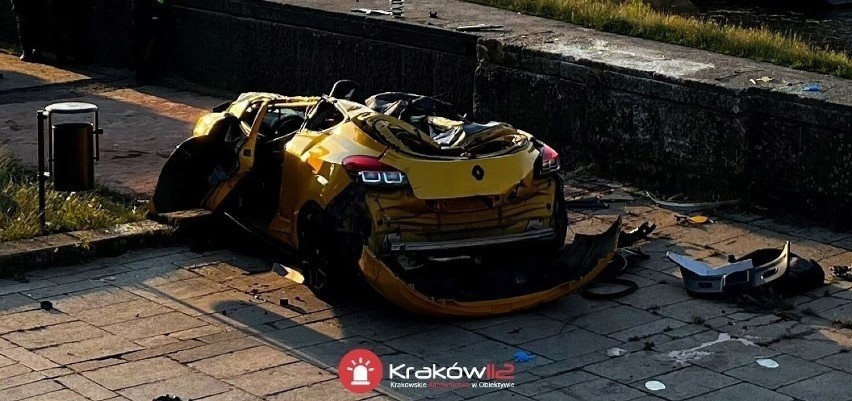 Kraków. Tragiczny wypadek przy moście Dębnickim. Samochód zniszczył mur, chroniący miasto przed powodzią. Potrzebna naprawa