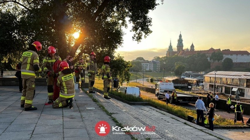 Kraków. Tragiczny wypadek przy moście Dębnickim. Samochód zniszczył mur, chroniący miasto przed powodzią. Potrzebna naprawa