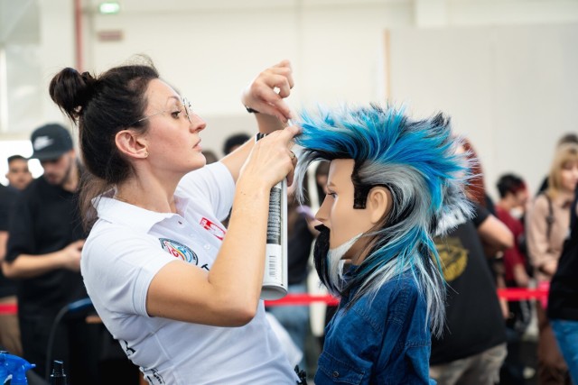 Ta fryzura przygotowana przez Ewę Kośniewską warta była złotego medalu w konkurencji "Creative Sprint"  na mistrzostwach świata we Włoszech 
