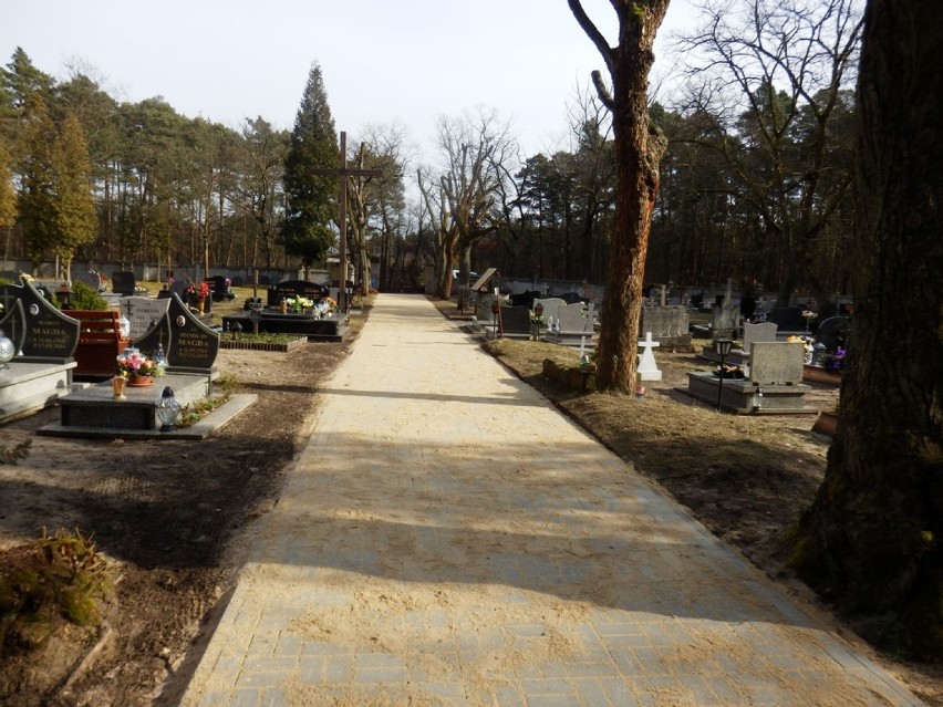 Cmentarz w Jagodzinie zyskał nową aleję. Właśnie zakończyły się prace 
