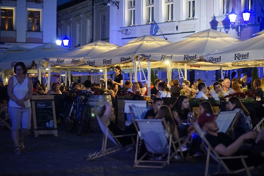 Nocne życie w Rzeszowie. Mieszkańcy korzystają z wolności! Zobacz zdjęcia z centrum miasta w sobotni wieczór