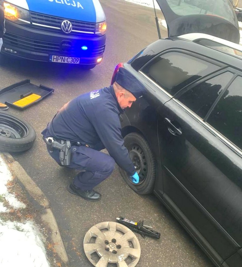 Policjanci pomogli wymienić koło w samochodzie 