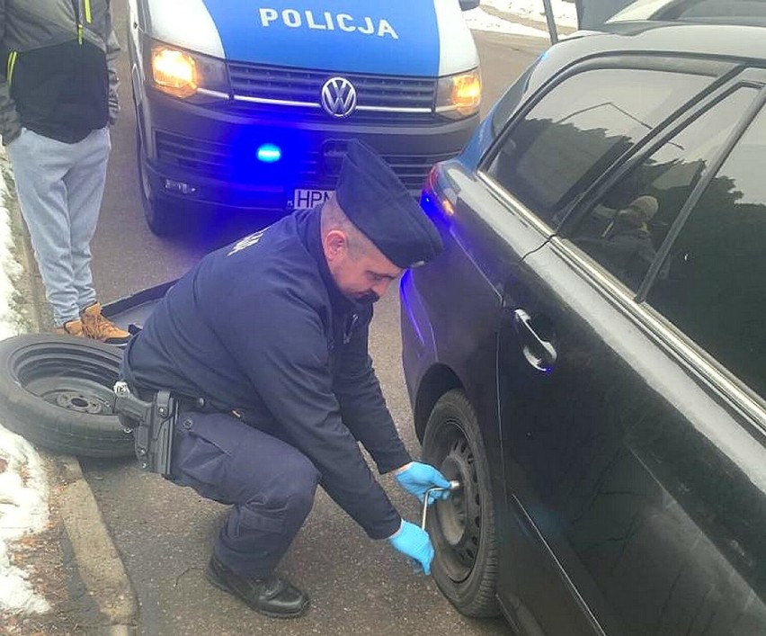 Policjanci pomogli wymienić koło w samochodzie 
