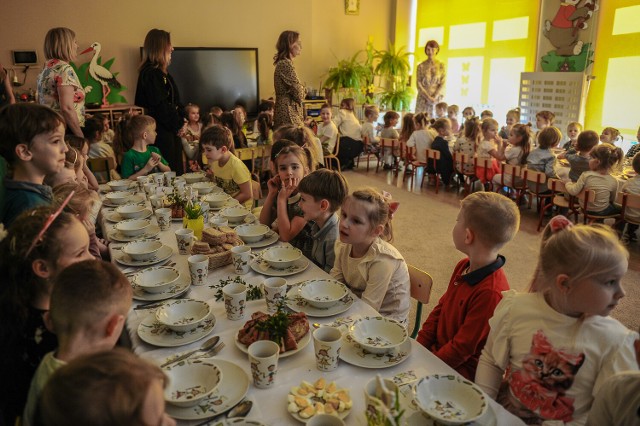 W Przedszkolu Miejskim nr 3 w Jaśle dzieci z wszystkich grup spotkały się przy wielkanocnym stole
