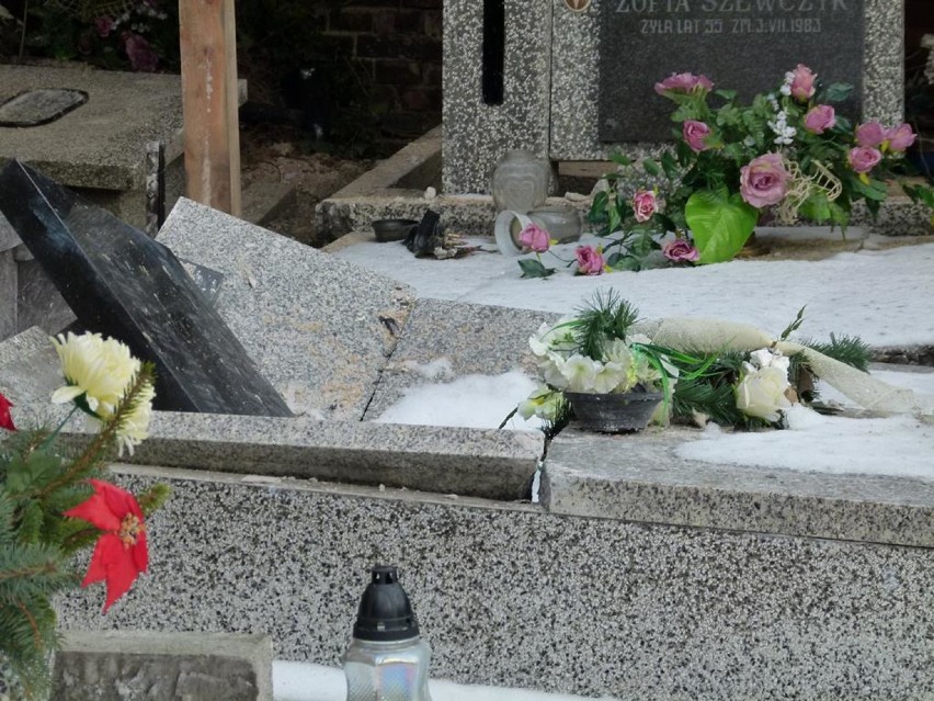 Zniszczone nagrobki na starym cmentarzu w Zduńskiej Woli. Parafia pe. WNMP prosi o kontakt właścicieli zniszczonych nagrobków