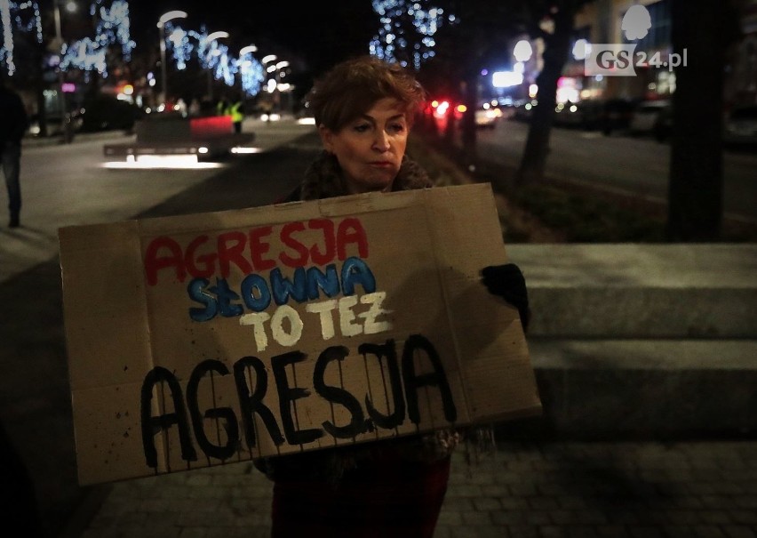 Szczecinianie złożyli znicze pod portretem zmarłego przed rokiem Pawła Adamowicza [ZDJĘCIA, WIDEO]