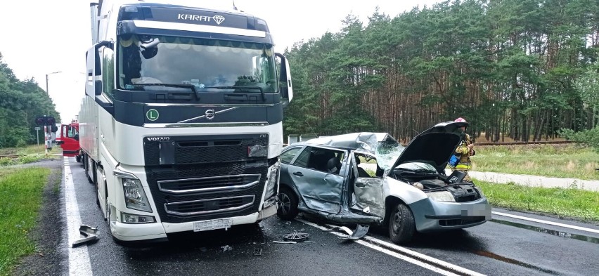 Zderzenie samochodu osobowego i ciężarówki w Rostarzewie