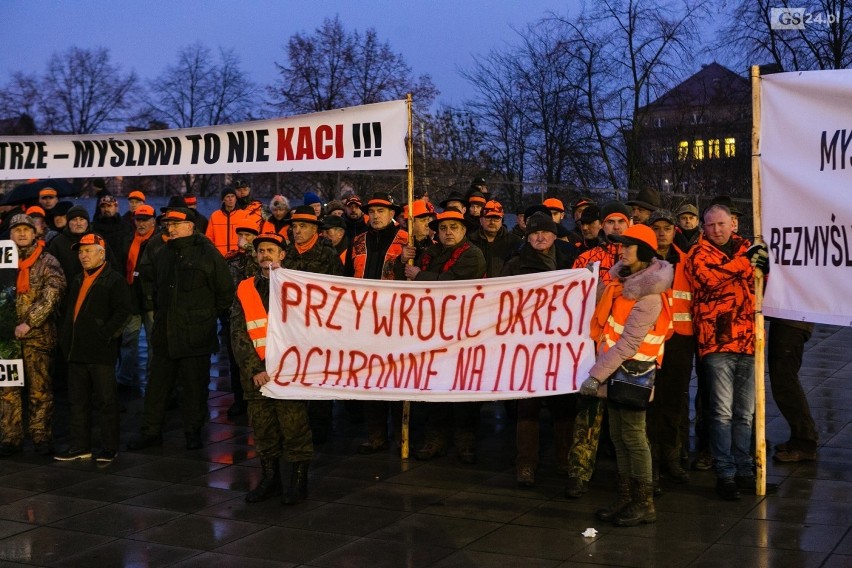 Szczecinianie przeciw odstrzałowi dzików. Myśliwi popierają protest [ZDJĘCIA, WIDEO]