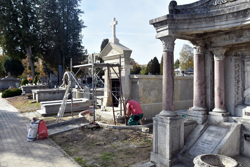 Gorlice. Na cmentarz parafialny wracają kwestarze, będą zbierać datki na ratowanie wymagających odnowienia pomników i grobowców