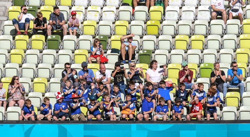 Kibice na trybunach stadionu w Gdańsku podczas pierwszego...