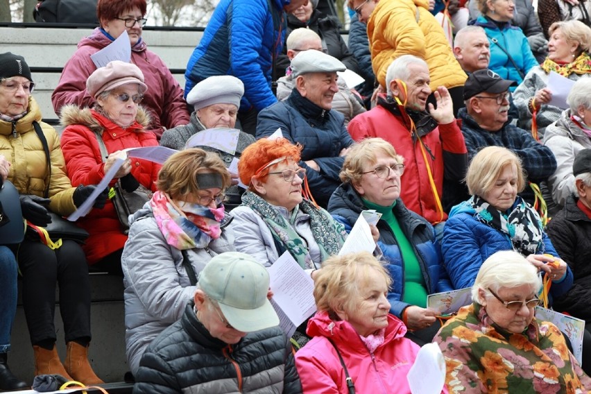 Seniorzy ze Śremu powitali wiosnę w amfiteatrze nad jeziorem...