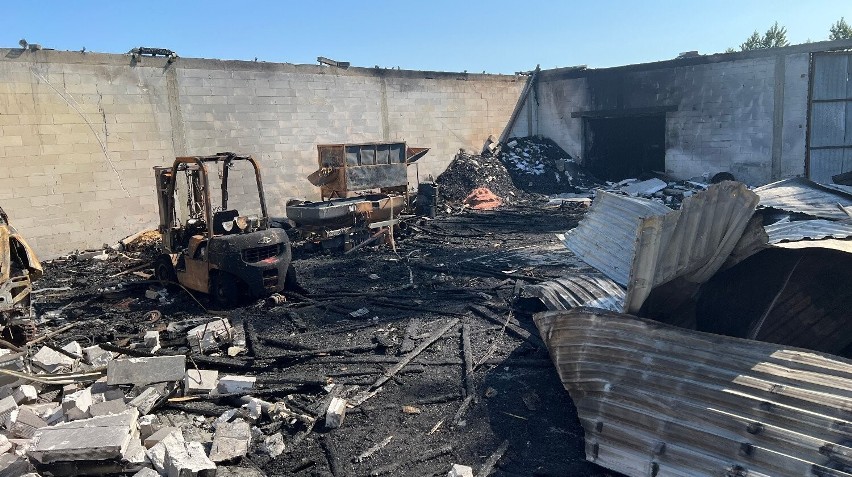 W wyniku pożaru w Glinie spłonęły garaże i hala magazynowa...