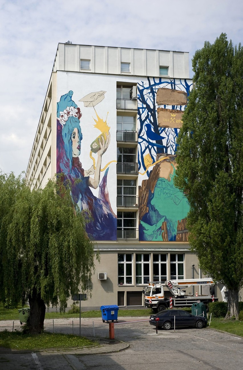 Mural na gmachu Instytutu Fizyki UJ.